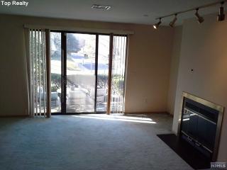 3 Carlyle Ct, Teaneck NJ  07666-6463 exterior