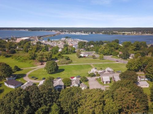 334 Rope Ferry Rd, Waterford, CT 06385-3129