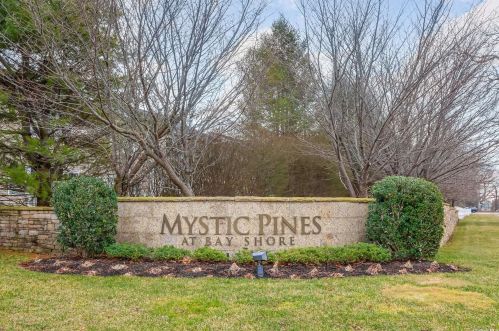 25 Torrey Pine Ln, Bayshore, NY 11706-5865