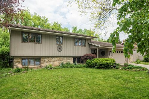 7060 Horizon Dr, Greendale, WI 53129-2739