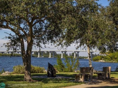 855 Dahlia Ln, Vero Beach FL 32963-1984 exterior