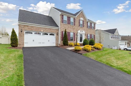 332 Park Edge Dr, Clinton, PA 15026-1786