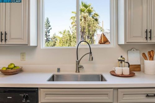 1347 26 St, Oakland CA 94606-3243 exterior