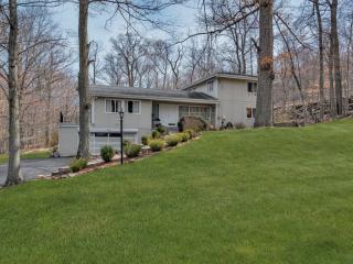 4 Century Rd, Palisades, NY 10964-1503