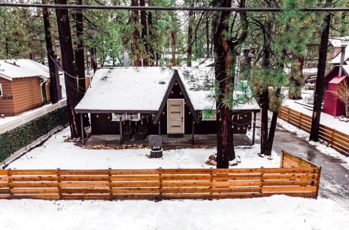 328 Sherwood Blvd, Big Bear City CA  92314 exterior