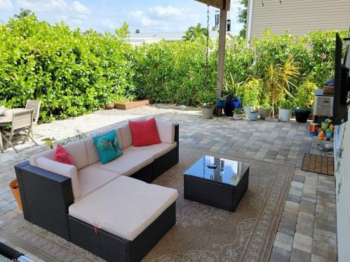 369 Leawood Cir, Naples, FL 34104-4162