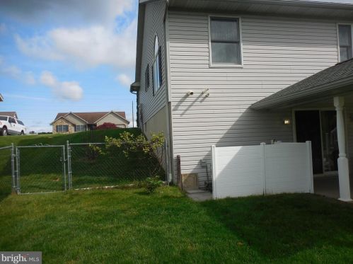 1114 Hunters Chase Ln, Lebanon PA  17046-1575 exterior