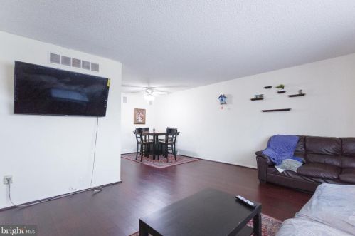 7925 Farnsworth St, Philadelphia, PA 19152-3433