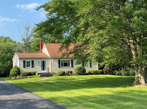 5917 State St, Hermitage, PA 16148-9432