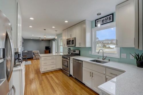 15430 Harcove Dr, Waukesha, WI 53151-5738