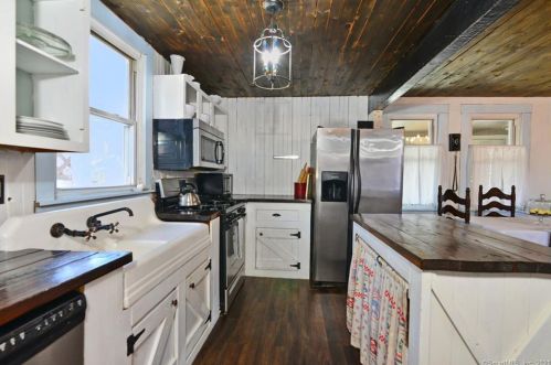 7 Dewey St, Putnam CT  06260-1352 exterior