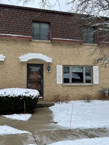 1567 Carriage Ln, Waukesha, WI 53151-1441