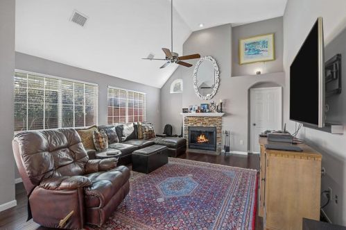 302 Pecos Trl, Irving TX 75063-4543 exterior