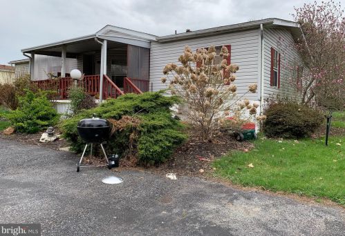 1002 Redwood Dr, Breinigsville PA  18031-1627 exterior