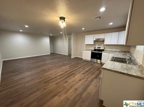 4009 Violet St, Seguin TX  78155-7242 exterior