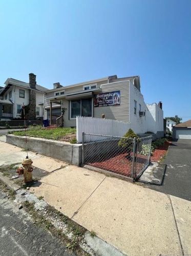 720 Baldwin St, Waterbury, CT 06706-1506