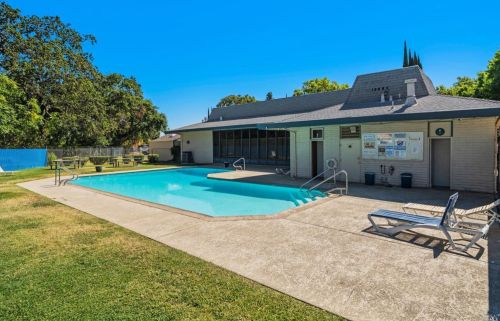 1 Sunset Dr, Vacaville CA  95687-4049 exterior