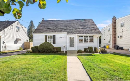 49 Virginia Ave, Hicksville, NY 11803-3517
