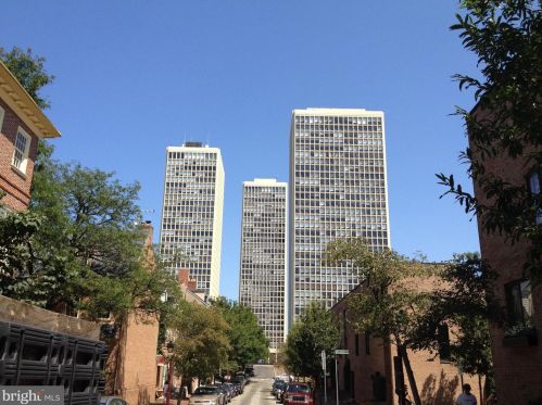 210 Locust St, Philadelphia PA  19106-3945 exterior