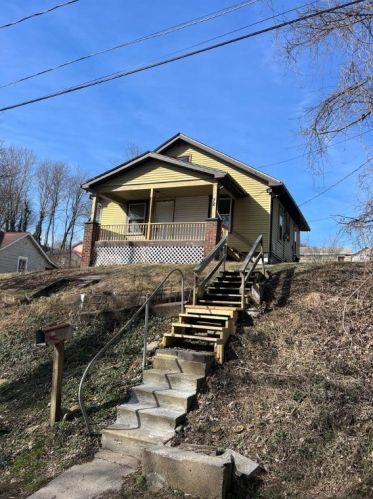 72 Bluff St, New Castle, PA 16101-1609