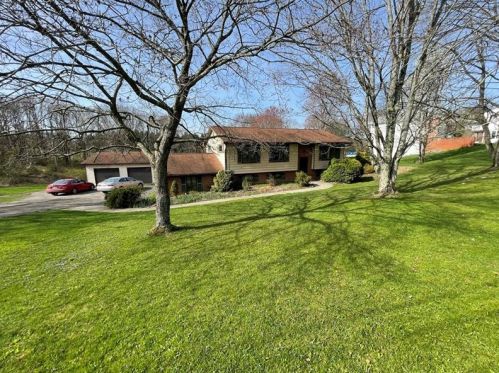 135 Sandy Dr, Clinton, PA 15026-1325
