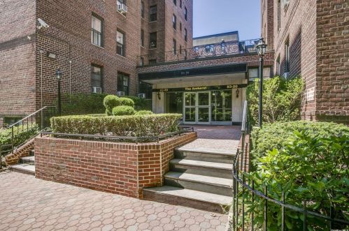 83-20 141st St, Jamaica, NY 11435-1114