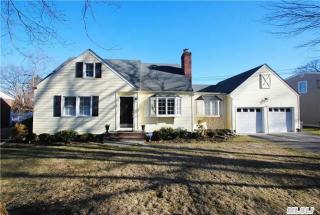 134 Hoover Pl, Center Port, NY 11721-1327