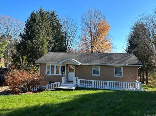 5 Court Ln, Fishkill, NY 12524-2432
