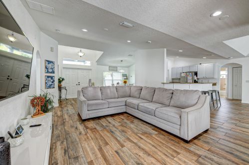 912 Paar Dr, Fort Pierce FL  34953-5623 exterior