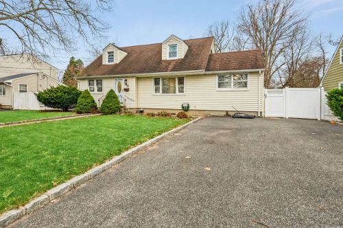 40 Totten Ave, Deer Park, NY 11729-3216