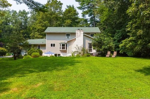 8 Stoutenburgh Dr, Hyde Park, NY 12538-2036