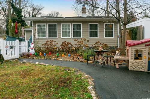 128 Westbury Dr, Scotts Beach, NY 11789-1147