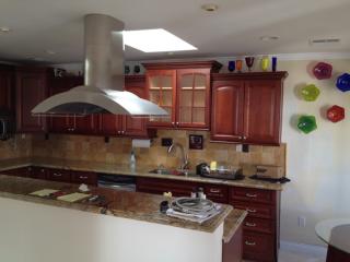 558 30th St, Manhattan Beach CA  90266-2213 exterior