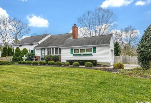 21 Kenilworth Dr, Elwood, NY 11731-2536