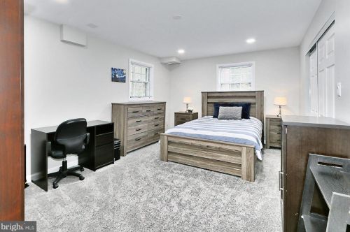 6401 Limerick Ct, Springfield VA  22152-1944 exterior