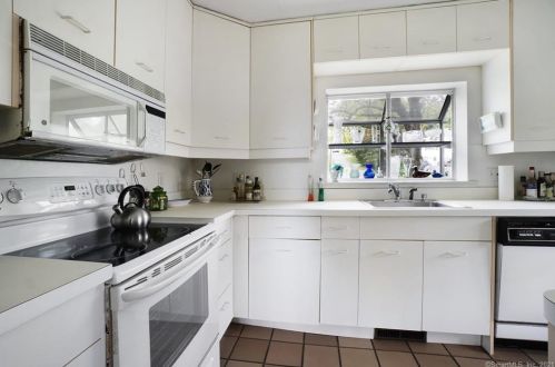 27 Green Hill Rd, North Haven CT  06473-2139 exterior