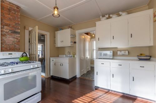 42 Woodlawn St, Dedham, MA 02026-6918