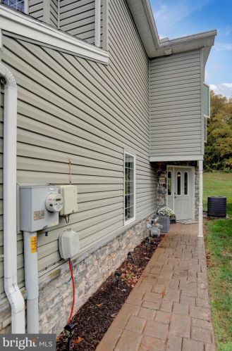 102 Dennis Dr, West Enola, PA 17025-2555