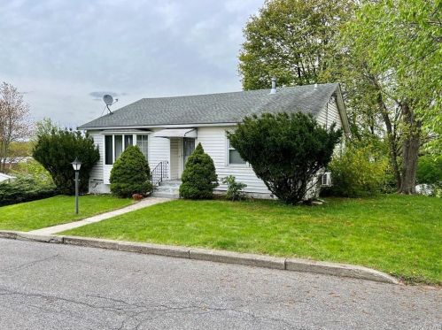 31 Aitken Ave, Hudson, NY 12534-2628