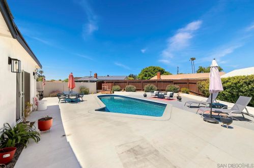 5702 Bakewell St, San Diego CA 92117-4044 exterior