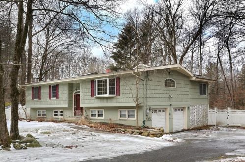 3 Brigadoon Dr, Airmont, NY 10901-3810