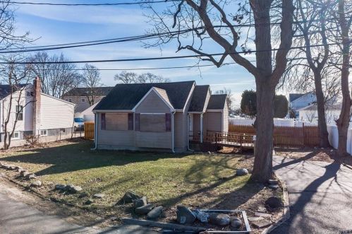 40 Copiague Ave, Copiague, NY 11726-1606