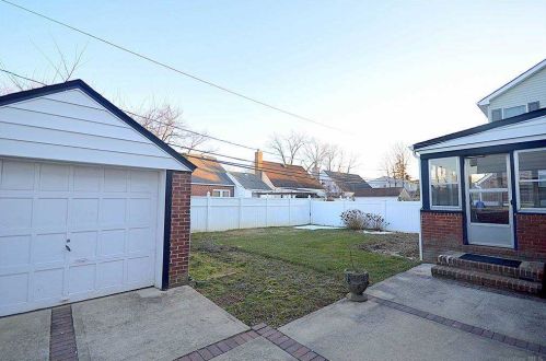 50 Aberdeen Rd, New Hyde Park NY  11040-2138 exterior