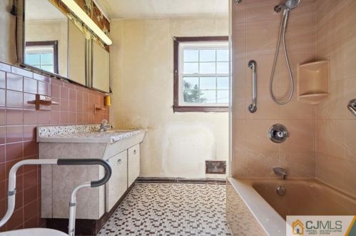 51 Jackson Ct, Perth Amboy NJ  08863-1304 exterior