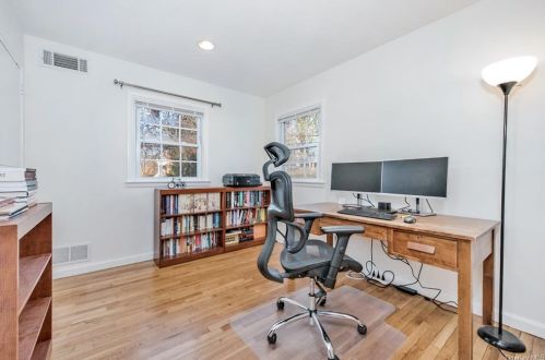 14 Sammis Ln, White Plains NY  10605-4631 exterior