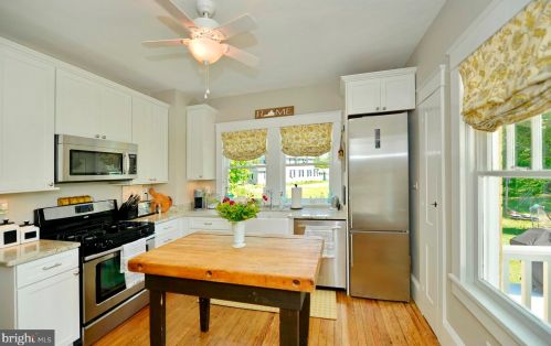 21 Loudoun St, Lovettsville VA  20180-8513 exterior