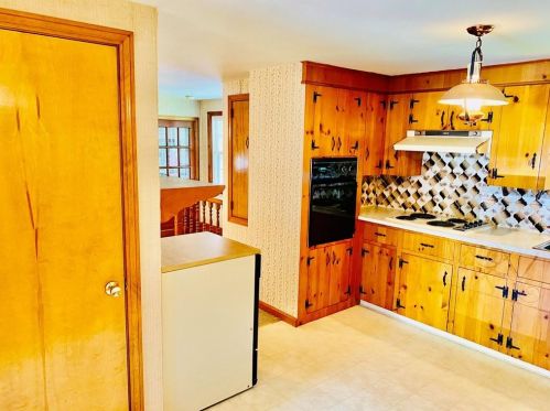 90 Briggs Ln, Tiverton RI  02878-2406 exterior