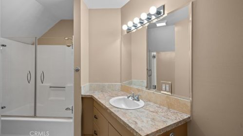 1942 Los Encinos Ave, Glendale CA  91208-2113 exterior