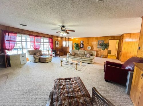 201 Brazos St, Burton, TX 77835-6114