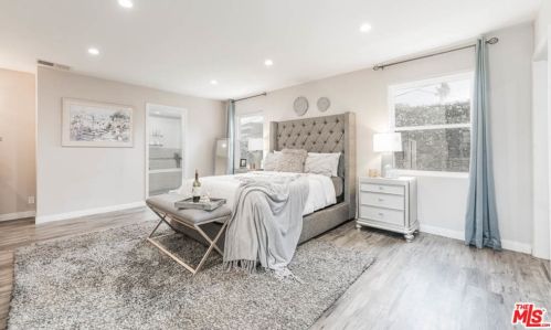 18004 Collins St, Van Nuys CA 91316-1032 exterior